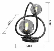 Moderne Tischleuchte Nancy mit zwei kugelförmigen Glaskörpern und geschwungenem Metallrahmen, seitliche Perspektive