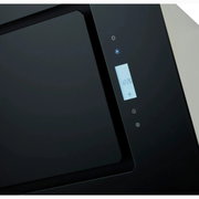 Schwarzes Haushaltsgerät mit Touch-Bedienfeld und beleuchtetem Display (Uhrzeit 12:26) auf der Oberseite, Detailaufnahme aus schräger Draufsicht.
