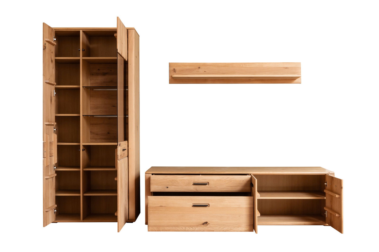 Frontale Ansicht der Cantus Wandkombination ASINARA mit einem hohen Schrank, einem niedrigen Sideboard und einem Wandregal, alle aus hellem Holz gefertigt.