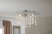 Elegante Deckenleuchte mit kristallähnlichen Anhängern, von unten fotografiert, die ein luxuriöses Ambiente schafft.