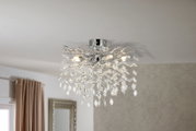 Elegante Deckenleuchte mit kristallähnlichen Anhängern, von unten fotografiert, die ein luxuriöses Ambiente schafft.