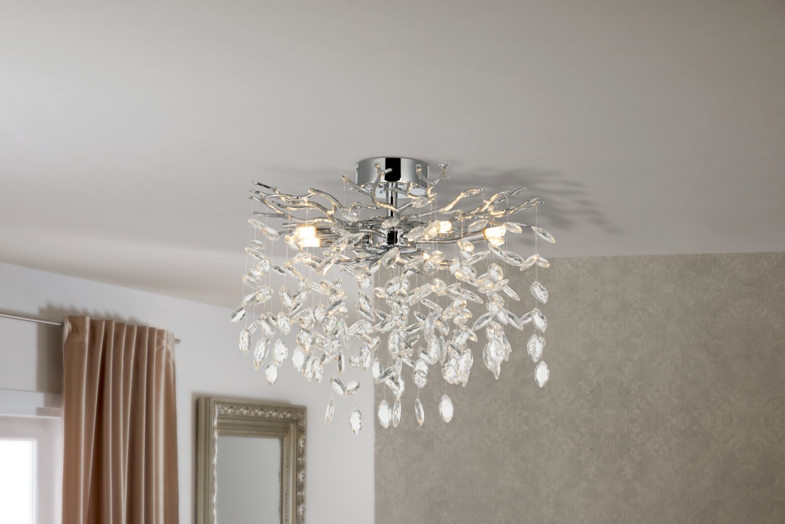 Glandor Plafondlamp DECKENLEUCHTE Elegante plafondlamp met kristalachtige hangers, gefotografeerd van onderaf, die een luxueuze sfeer creëert.