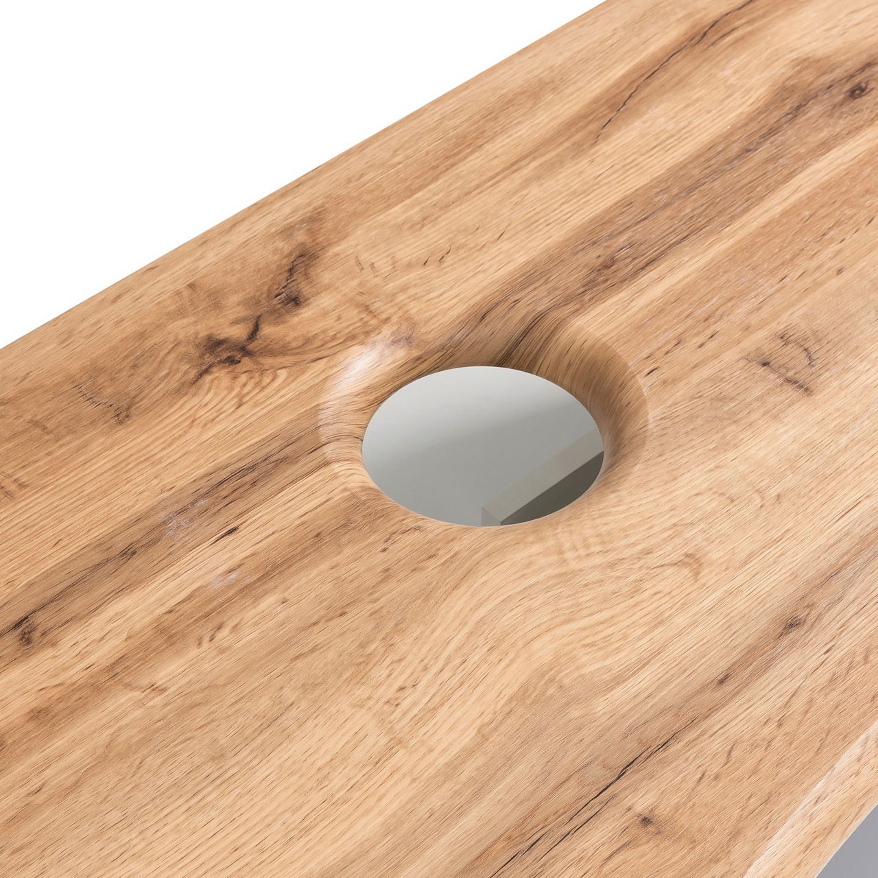 Nahaufnahme eines Waschtisch-Sets aus Holz mit natürlicher Maserung und einem runden Ausschnitt für das Waschbecken, aus der Vogelperspektive betrachtet.