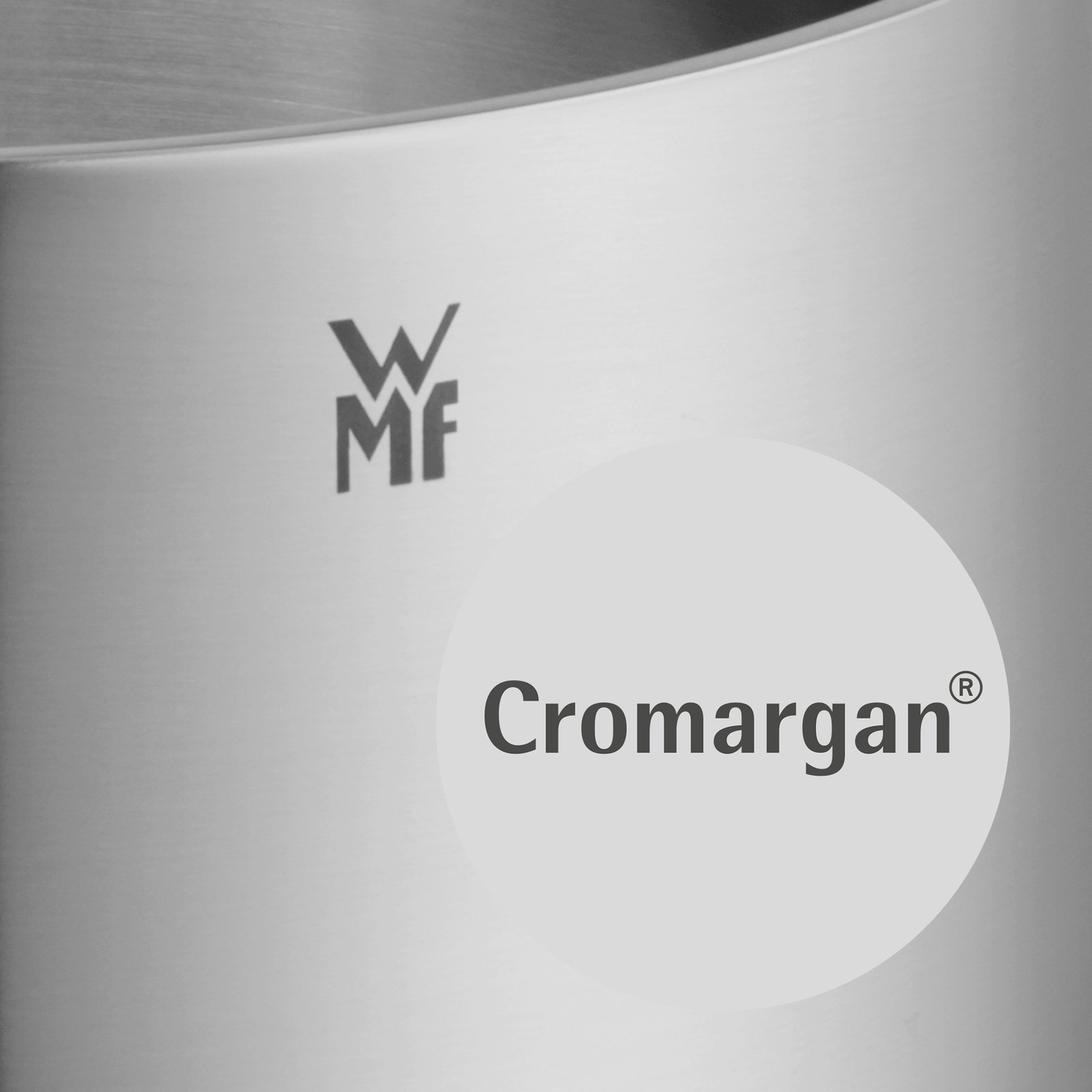Nahaufnahme eines Topfes aus Cromargan® Edelstahl mit WMF-Logo.