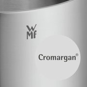 Close-up van een pan van Cromargan®-roestvrij staal met het WMF-logo.