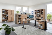 Moderne Büromöbel in einem hellen Raum mit großen Fenstern, bestehend aus einem Eckschreibtisch, mehreren Aktenschränken und Regalen aus Holz. Perspektive von vorne.