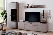 Modernes Wohnzimmerset in Greige mit TV-Lowboard, Vitrine und Wandregal, frontal aus leichter Seitenperspektive im hellen Raum inszeniert