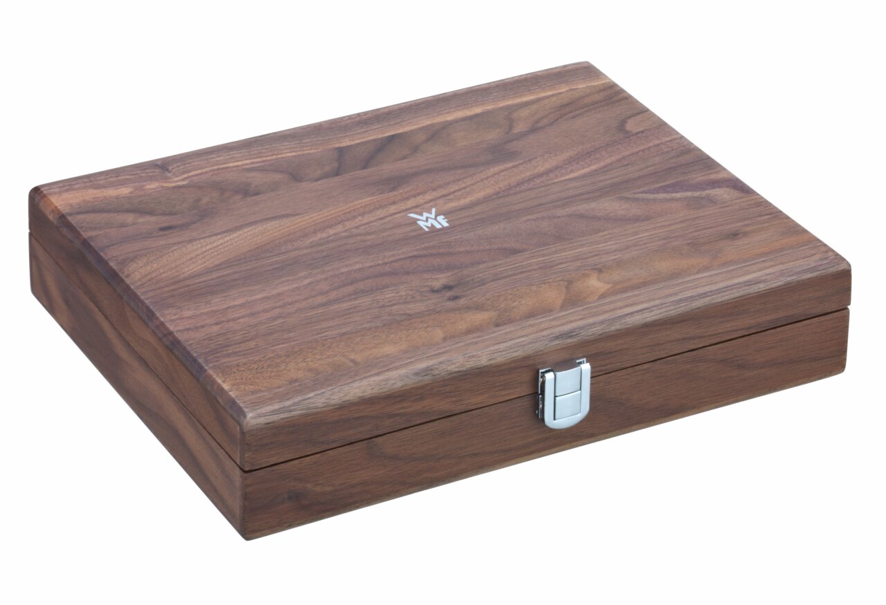 Houten kist van de Baric-sommelierset (5-delig), gezien vanuit vogelperspectief, met metalen sluiting en logo op het deksel.