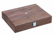 Houten kist van de Baric-sommelierset (5-delig), gezien vanuit vogelperspectief, met metalen sluiting en logo op het deksel.