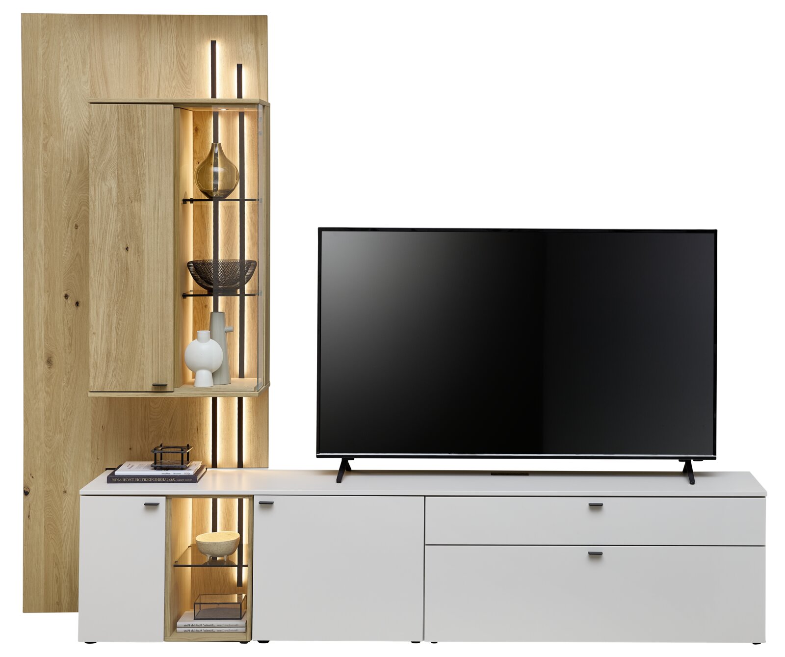 Moderne Wandkombination mit Holz- und Weißtönen, bestehend aus einem TV-Schrank und einem Regal mit Beleuchtung, frontal betrachtet.