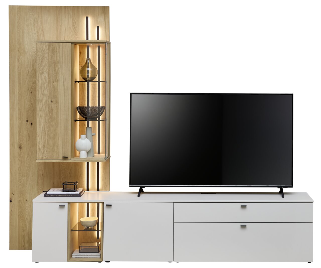 Moderne wandcombinatie in hout- en wittinten, bestaande uit een tv-kast en een plank met verlichting, gezien vanaf de voorkant.
