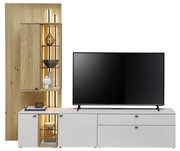 Moderne wandcombinatie in hout- en wittinten, bestaande uit een tv-kast en een plank met verlichting, gezien vanaf de voorkant.