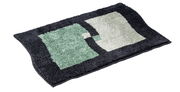 Badteppich in rechteckiger Form mit geometrischem Muster in Grün- und Grautönen, aus schräger Perspektive fotografiert.