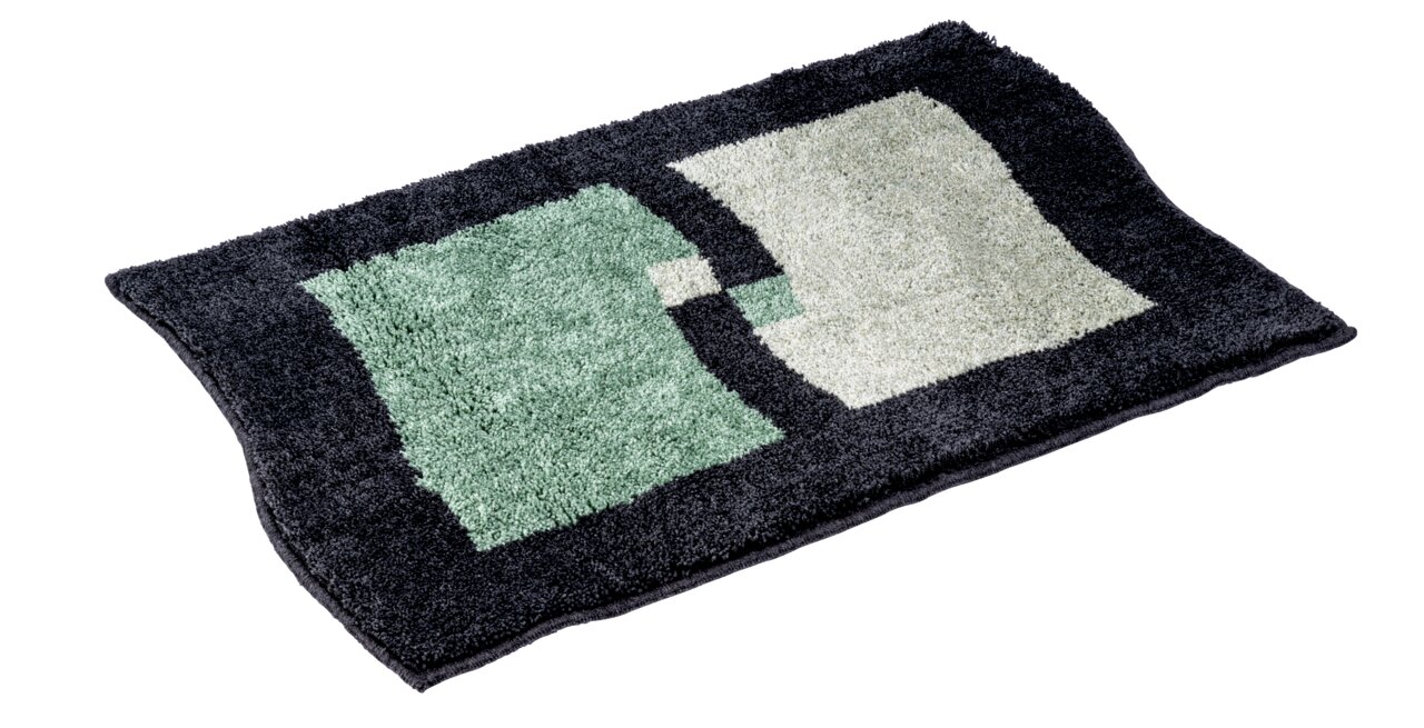 Badteppich in rechteckiger Form mit geometrischem Muster in Grün- und Grautönen, aus schräger Perspektive fotografiert.