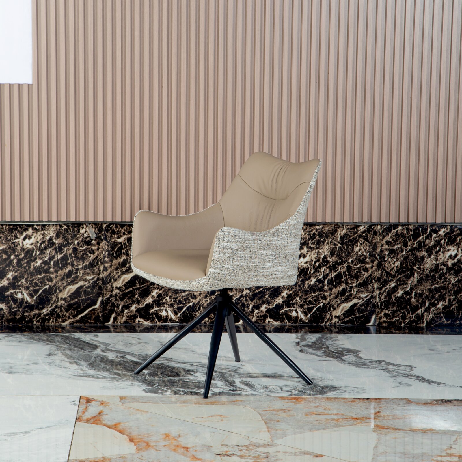 Moderne fauteuil met beige zitting en zwart metalen frame, zijaanzicht