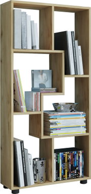 Modernes, asymmetrisches Holz-Bücherregal mit versetzten Fächern, befüllt mit Büchern, CDs und DVDs; Frontansicht leicht schräg von links.