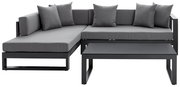 Frontansicht einer modernen grauen Outdoor-Lounge-Eckgruppe mit schwarzem Metallgestell, grauen Sitz- und Rückenkissen sowie passendem rechteckigen Couchtisch auf weißem Hintergrund