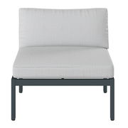 Frontale Ansicht eines modernen Lounge-Sofas ohne Armlehnen mit grauem Polster und schwarzem Metallrahmen.