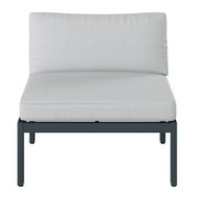 Frontale Ansicht eines modernen Lounge-Sofas ohne Armlehnen mit grauem Polster und schwarzem Metallrahmen.