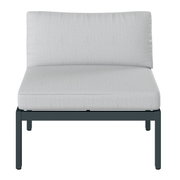 Frontale Ansicht eines modernen Lounge-Sofas ohne Armlehnen mit grauem Polster und schwarzem Metallrahmen.