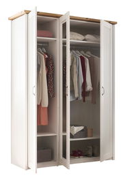 Dreiteiliger Kleiderschrank mit offenen Türen, gefüllt mit Kleidung und Accessoires, aus einer frontalen Perspektive.