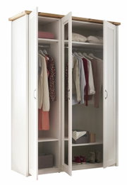 Dreiteiliger Kleiderschrank mit offenen Türen, gefüllt mit Kleidung und Accessoires, aus einer frontalen Perspektive.