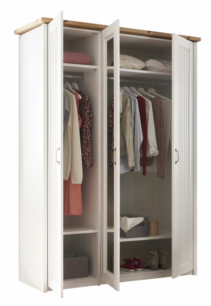 Dreiteiliger Kleiderschrank mit offenen Türen, gefüllt mit Kleidung und Accessoires, aus einer frontalen Perspektive.