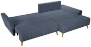 Blaues Schlafsofa mit gesteppter Liegefläche, ausgeklappt zur großzügigen Liegefläche, mit Holzfüßen und Armlehnen, Ansicht schräg von oben/vorne auf weißem Hintergrund