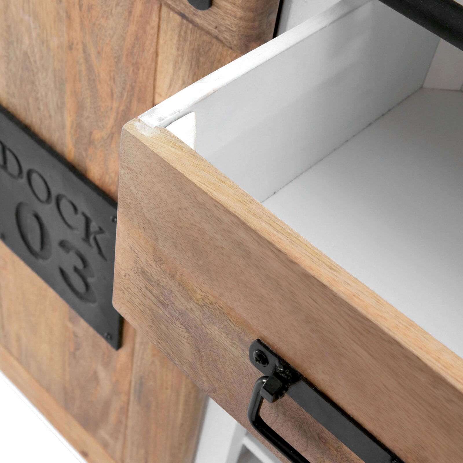 Close-up van een wijnrek met houten lade en zwarte metalen handgreep, zijaanzicht