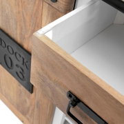 Close-up van een wijnrek met houten lade en zwarte metalen handgreep, zijaanzicht