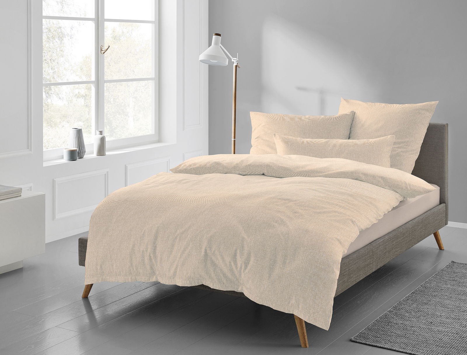 Bettwäsche-Set Carla in Beige auf einem modernen Bett, seitliche Perspektive
