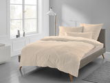 Bettwäsche-Set Carla in Beige auf einem modernen Bett, seitliche Perspektive