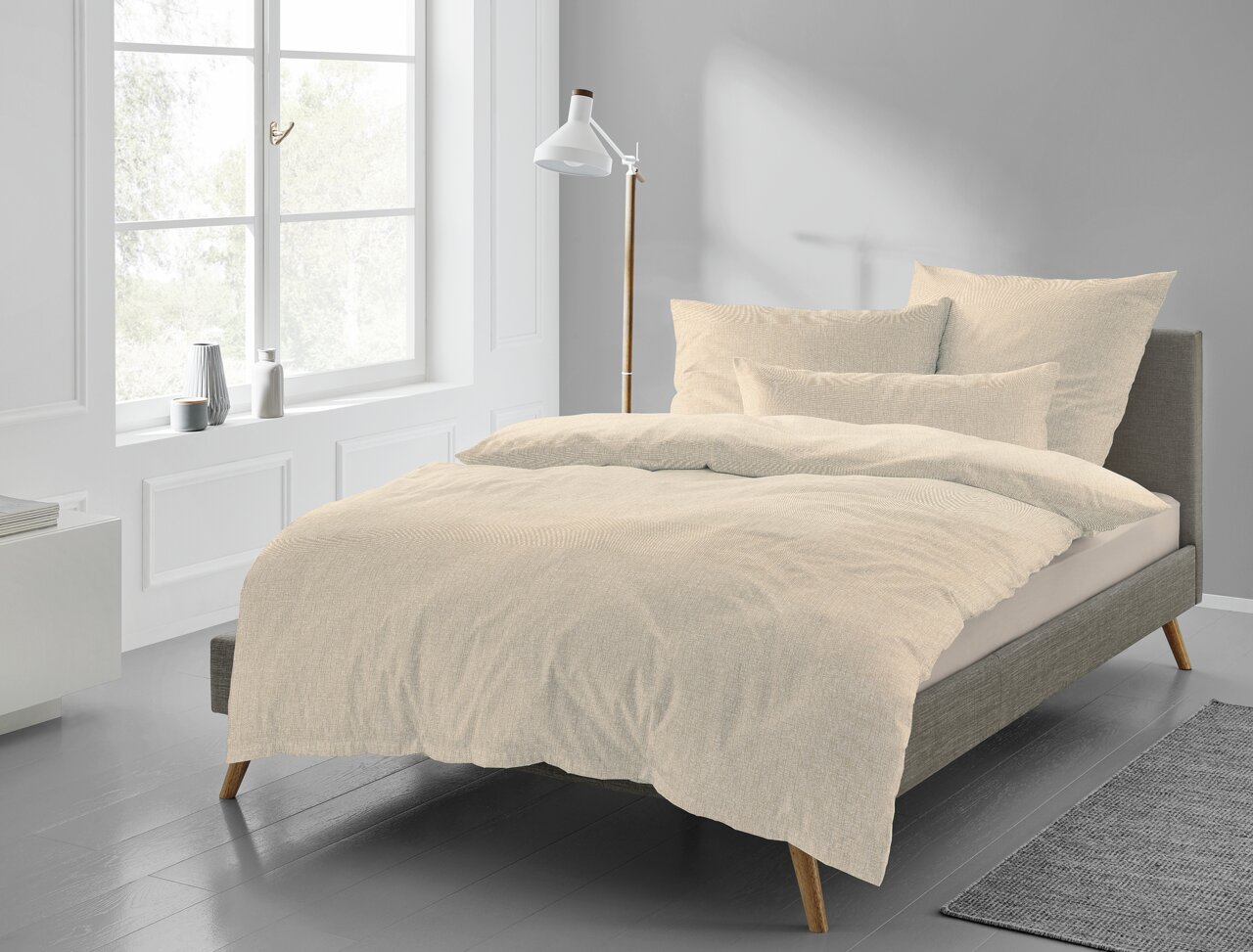 Bettwäsche-Set Carla in Beige auf einem modernen Bett, seitliche Perspektive