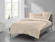 Bettwäsche-Set Carla in Beige auf einem modernen Bett, seitliche Perspektive