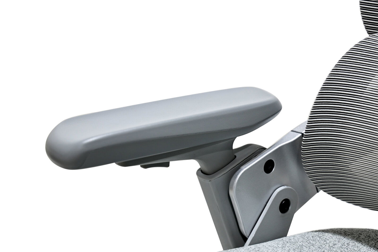 Nahaufnahme eines grauen Armlehne eines Drehstuhls von der Seite