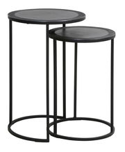 Zwei runde, schwarze Beistelltische aus Metall, ineinander verschachtelt, seitliche Perspektive