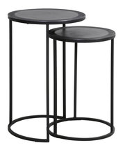 Zwei runde, schwarze Beistelltische aus Metall, ineinander verschachtelt, seitliche Perspektive