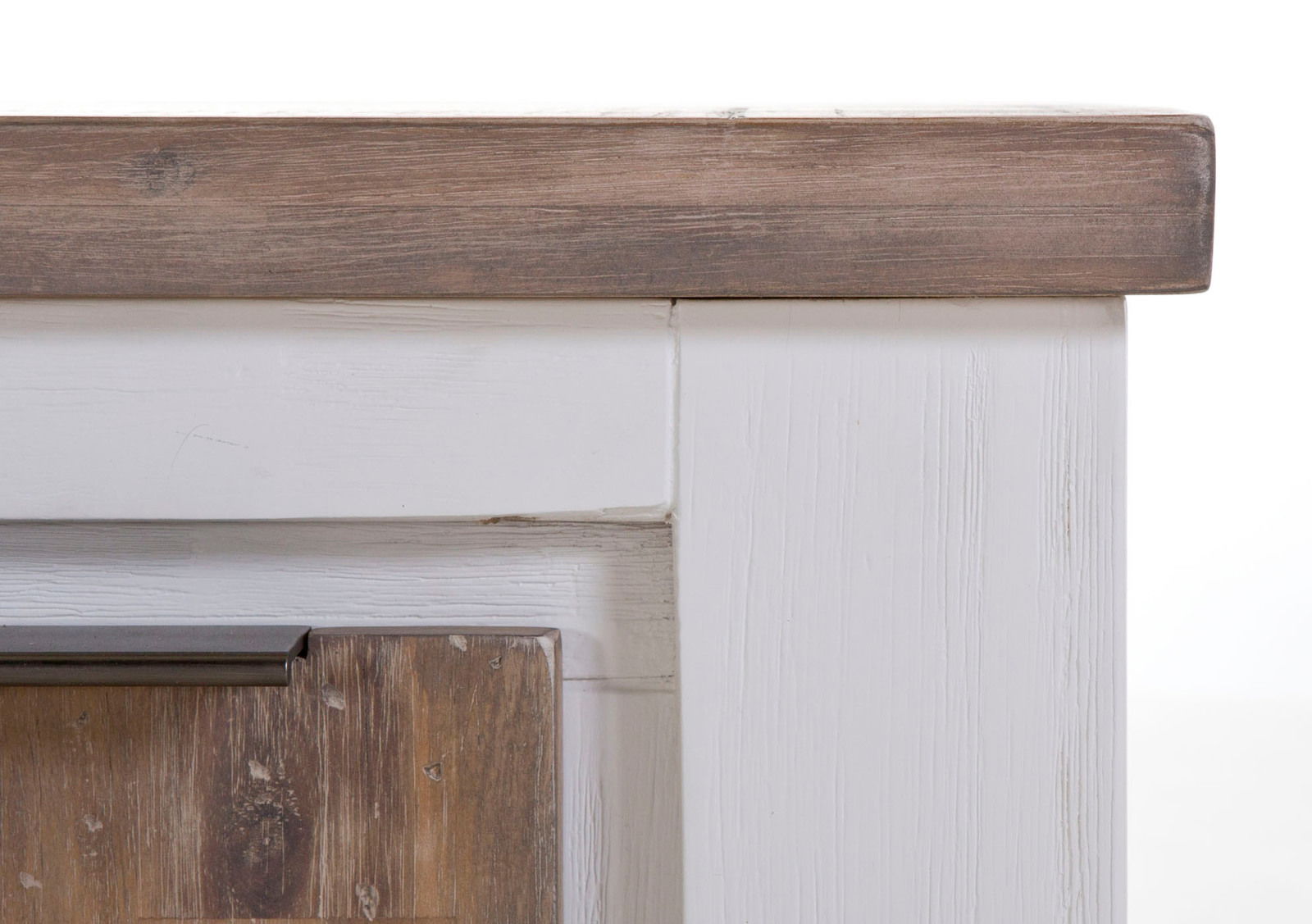 Nahaufnahme eines TV-Lowboards mit weißer und holzfarbener Oberfläche, seitliche Perspektive