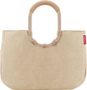 Beige gerippte Reisenthel Handtasche mit ovalem Kunststoffgriff und rotem Logo-Label, Frontansicht vor weißem Hintergrund.