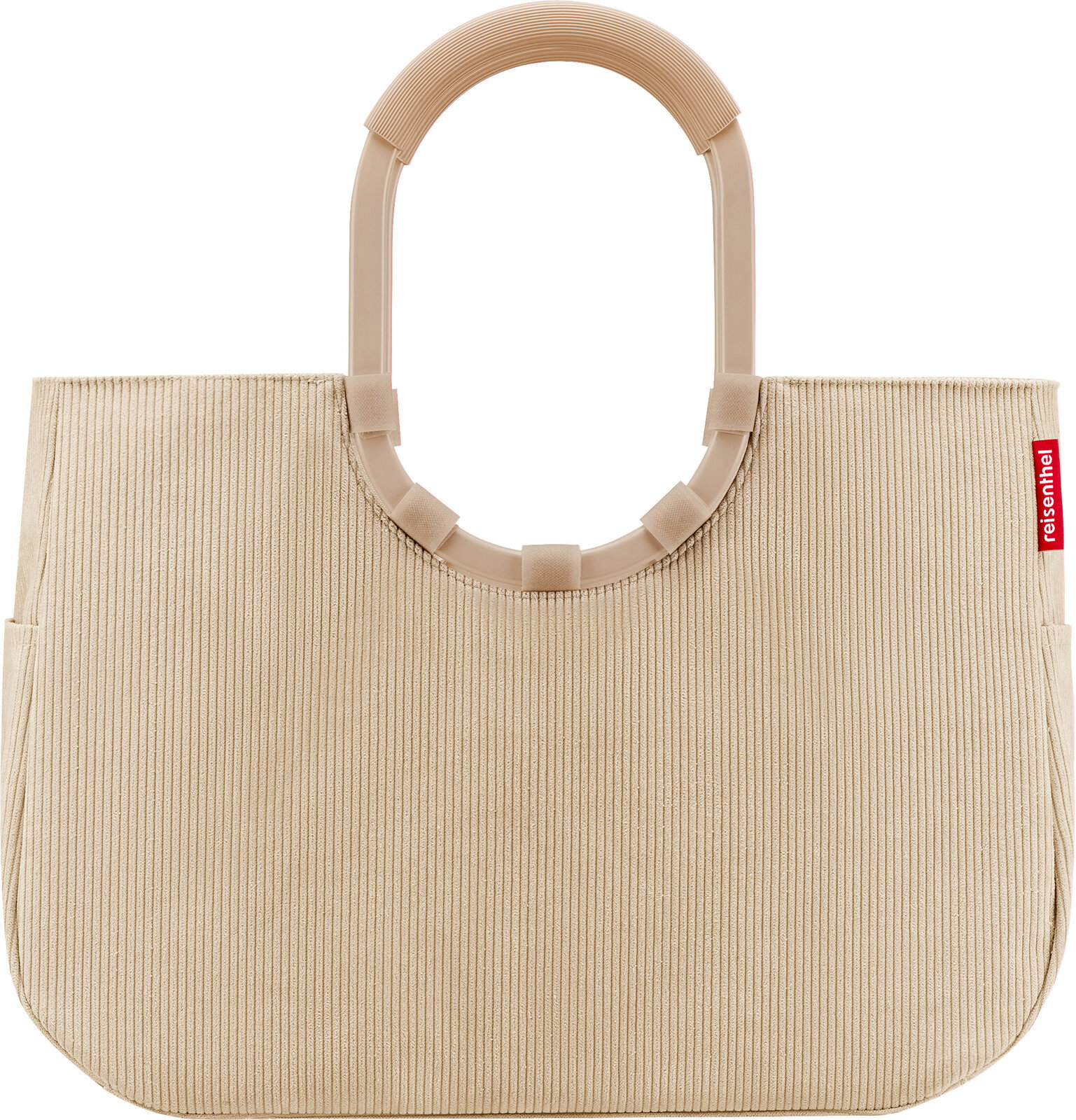 Beige gerippte Reisenthel Handtasche mit ovalem Kunststoffgriff und rotem Logo-Label, Frontansicht vor weißem Hintergrund.