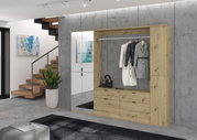 Moderner Hochschrank aus Holz mit Spiegel und Kleiderstange, frontal fotografiert in einem stilvollen Wohnraum.