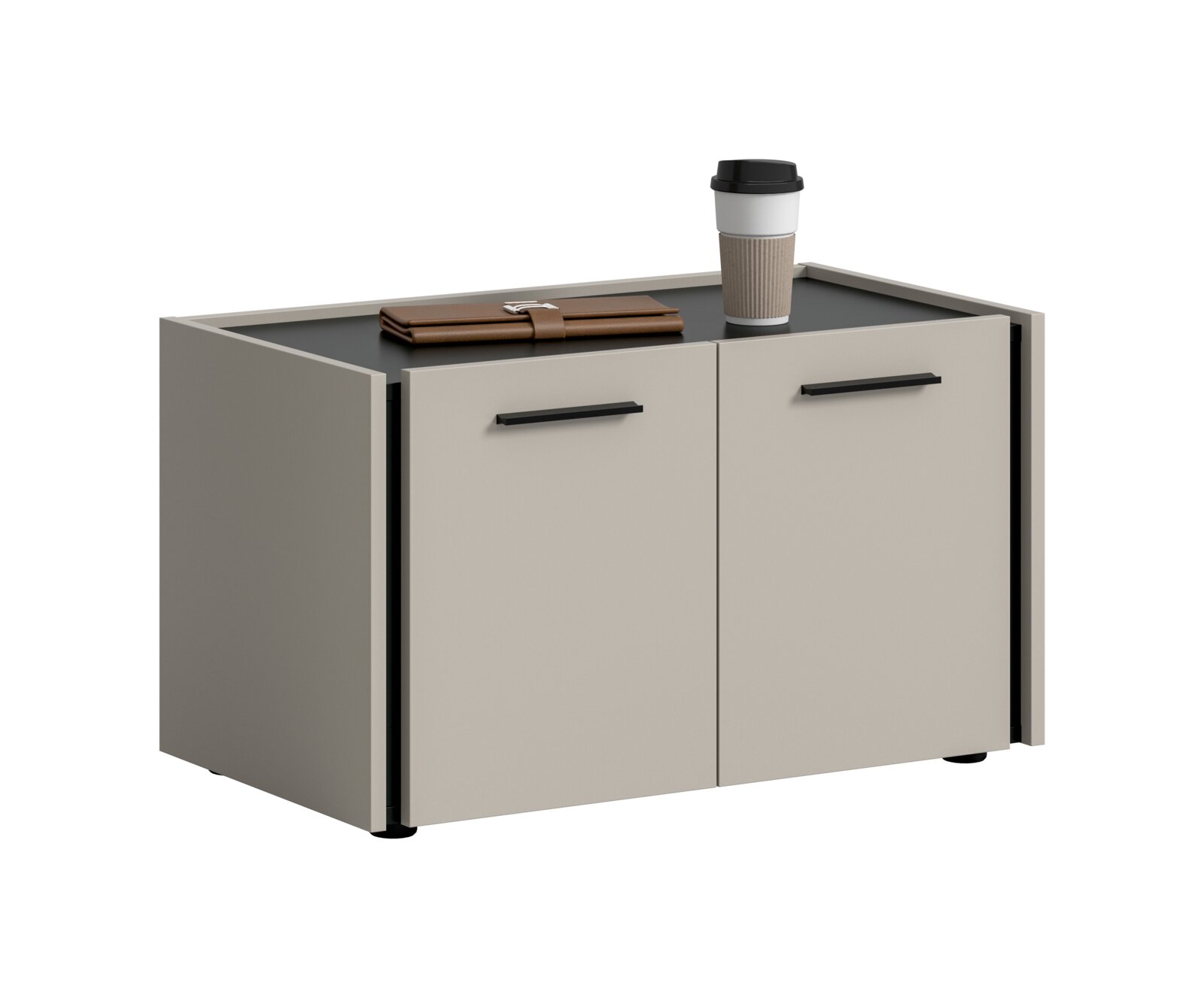 Modernes, niedriges Sideboard/Schuhschrank in Beige mit schwarzer Ablagefläche und zwei Türen mit schwarzen Griffen, auf der Oberfläche liegen Geldbörse und Coffee-to-go-Becher; Perspektive: frontale Dreiviertelansicht von leicht oben.