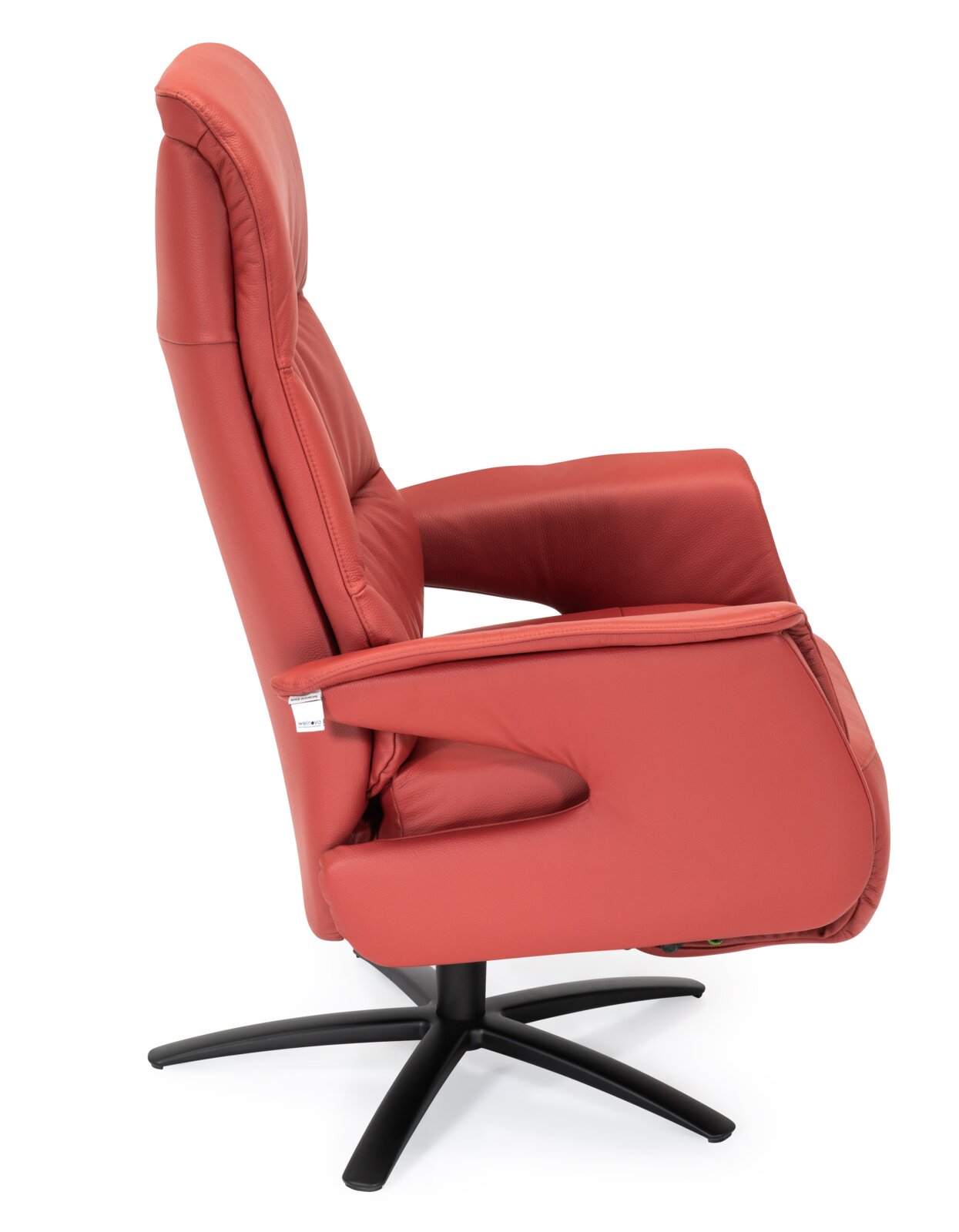Zijaanzicht van een rode relaxfauteuil met een zwart draaipoot.