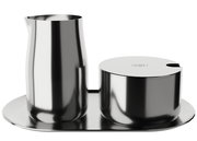 Elegantes Milch- und Zucker-Set aus Edelstahl, bestehend aus einem hohen Krug und einer Zuckerdose mit Deckel, auf einem Tablett. Ansicht von vorne.