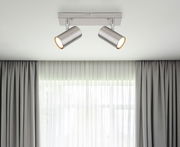 Moderne Deckenstrahler aus gebürstetem Metall mit zwei verstellbaren Leuchten, von unten betrachtet.