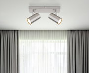 Moderne Deckenstrahler aus gebürstetem Metall mit zwei verstellbaren Leuchten, von unten betrachtet.