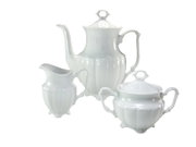 Weißes Porzellan-Kaffeeservice mit Kaffeekanne, Zuckerdose mit Deckel und Milchkännchen, frontal in leichter Schrägansicht auf weißem Hintergrund