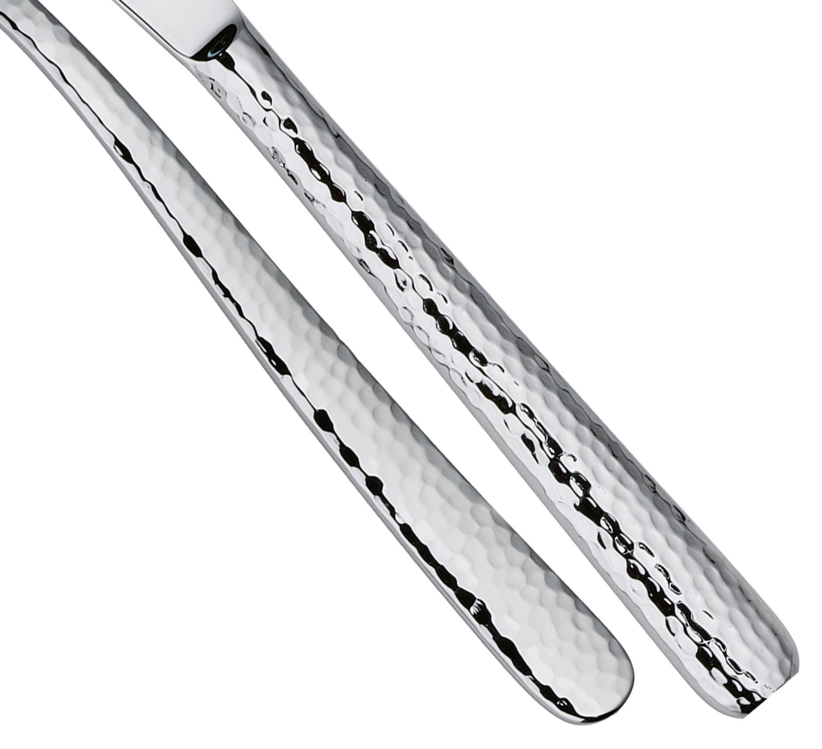 Nahaufnahme von zwei Besteckgriffen mit gehämmerter Oberfläche aus Edelstahl, seitliche Perspektive