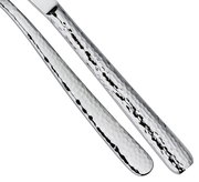 Nahaufnahme von zwei Besteckgriffen mit gehämmerter Oberfläche aus Edelstahl, seitliche Perspektive