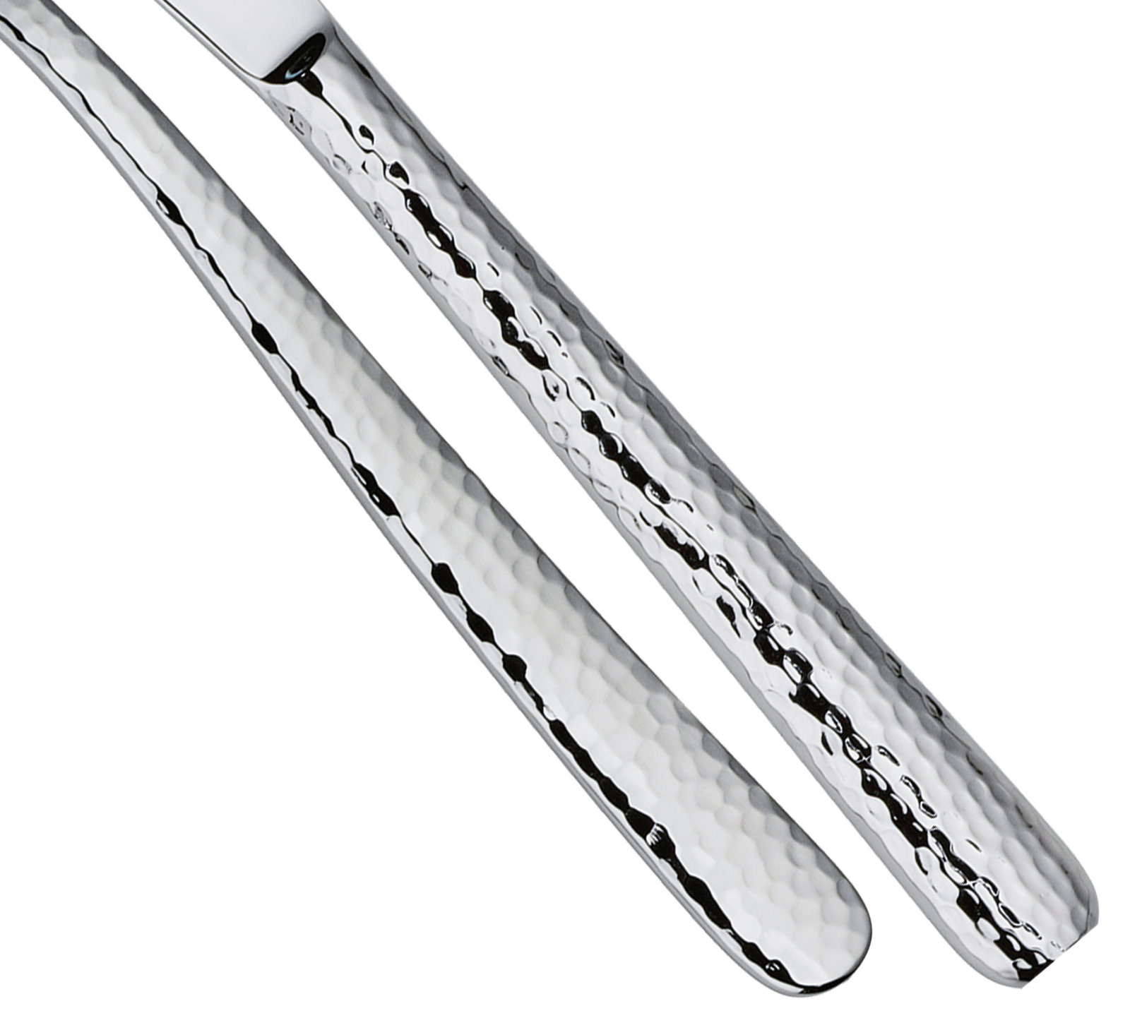 Nahaufnahme von zwei Besteckgriffen mit gehämmerter Oberfläche aus Edelstahl, seitliche Perspektive